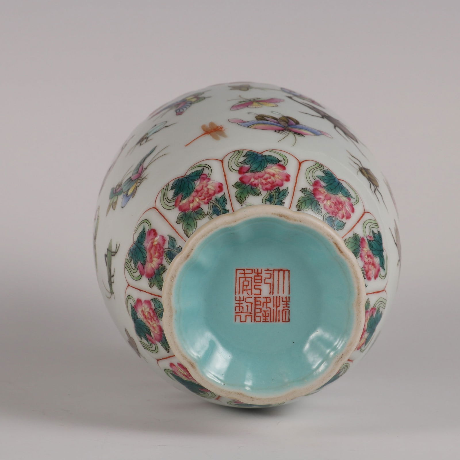 An Exquisite Famille-Rose Flower Pattern Insect Pattern Vase - 9