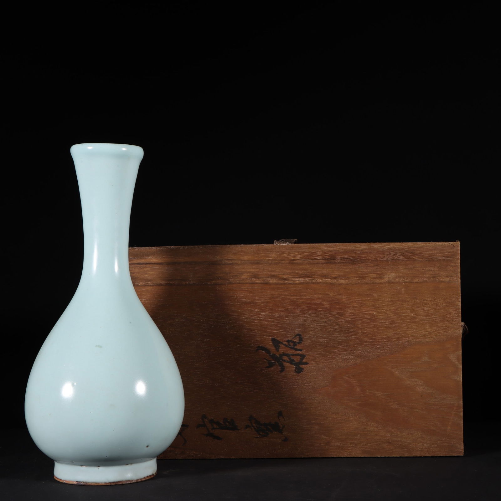 An Exquisite Guan yao Celadon Glazed Vase: An Exquisite Guan yao Celadon Glazed Vase Song Dynasty, China Size:25.5cmx12cm (The Dimensions Of All Batches Are Manually Measured.If You Need More Detailed Information, Please Contact Our