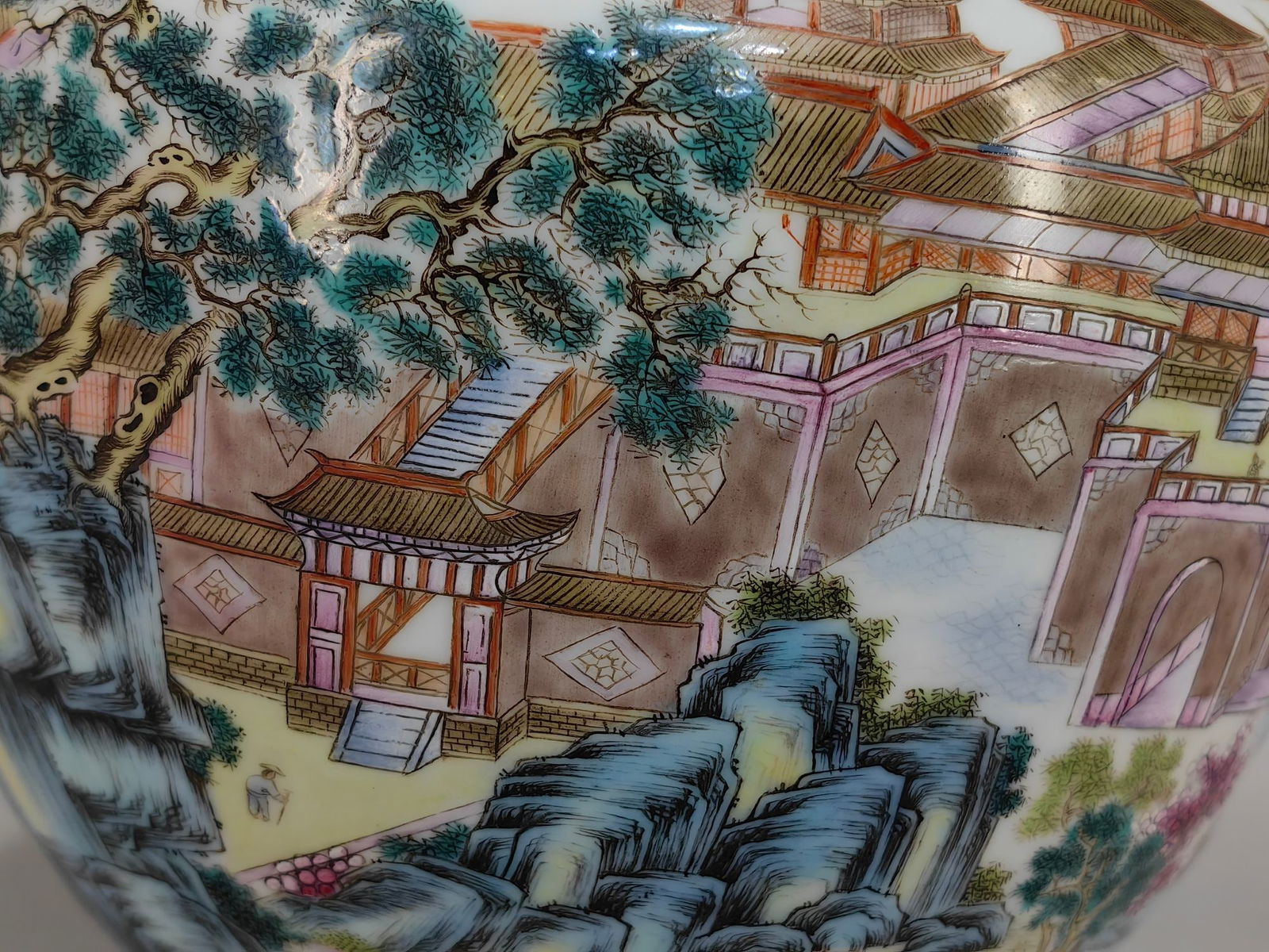 An Exquisite Famille-Rose Lotus Pattern Landscape Pattern Double-Ears Vase - 6