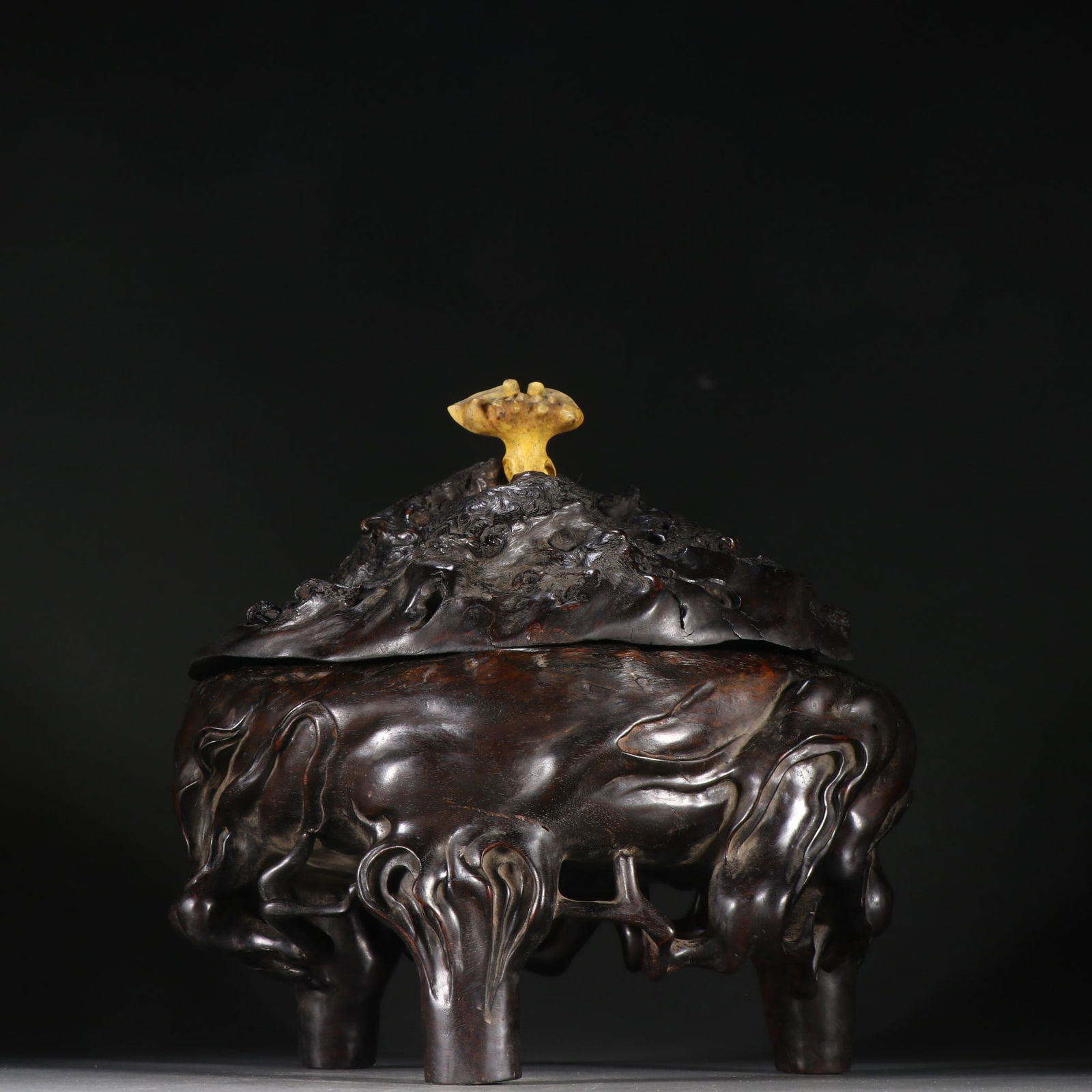 An Exquisite Zitanwood Ganoderma lucidum Pattern Tripod Censer: An Exquisite Zitanwood Ganoderma lucidum Pattern Tripod Censer Qing Dynasty, China Size:24.2cmx24.4cm Weight:2282.7g (The Dimensions Of All Batches Are Manually Measured.If You Need More Detailed