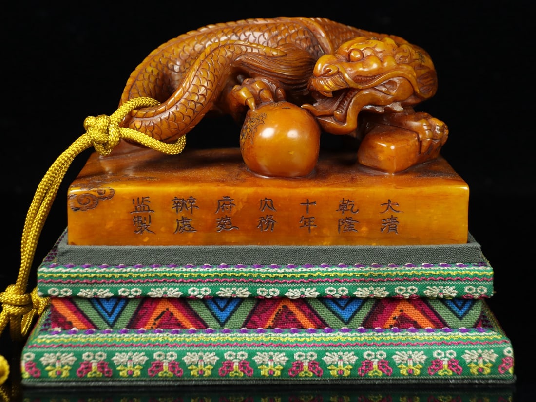 An Exquisite Shoushan Stone Dragon Seal Ornament: An Exquisite Shoushan Stone Dragon Seal Ornament Qing Dynasty, China Size:9cmx14.5cmx9.5cm Weight:1386g (The Dimensions Of All Batches Are Manually Measured.If You Need More Detailed Information,