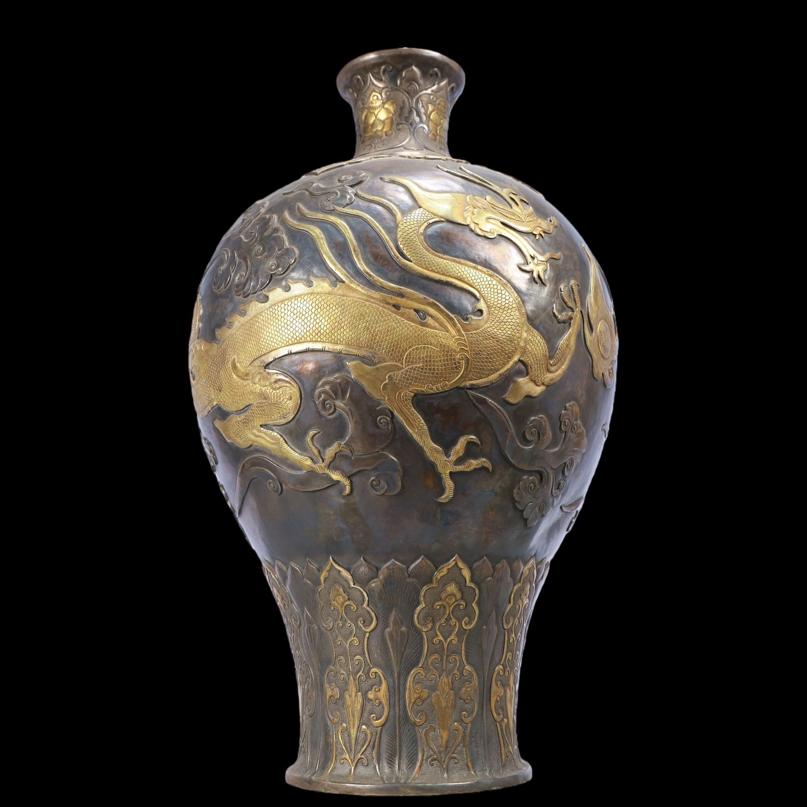 A Exquisite Gilt Silver Dragon and Phoenix Pattern Vase: A Exquisite Gilt Silver Dragon and Phoenix Pattern Vase Tang Dynasty, China Size:28cmx50cm Weight:4600g (The Dimensions Of All Batches Are Manually Measured.If You Need More Detailed Information,