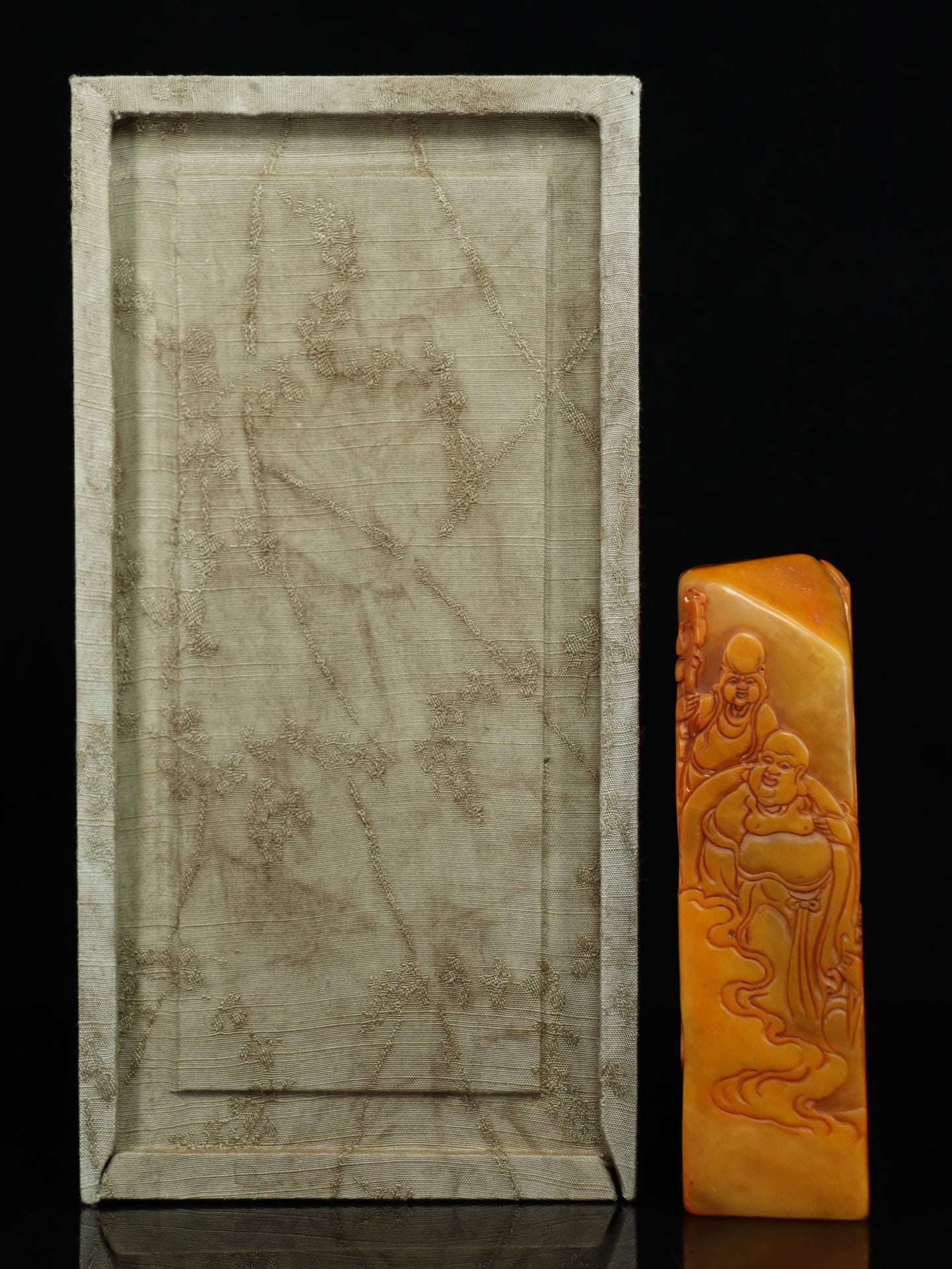 An Exquisite Tianhuang Stone Figure Pattern Seal Ornament: An Exquisite Tianhuang Stone Figure Pattern Seal Ornament Qing Dynasty, China Size:10.7cmx3cmx3cm Weight:245g (The Dimensions Of All Batches Are Manually Measured.If You Need More Detailed