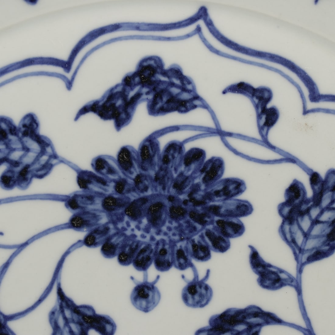 An Exquisite Blue and White Lotus Pattern Plate - 4