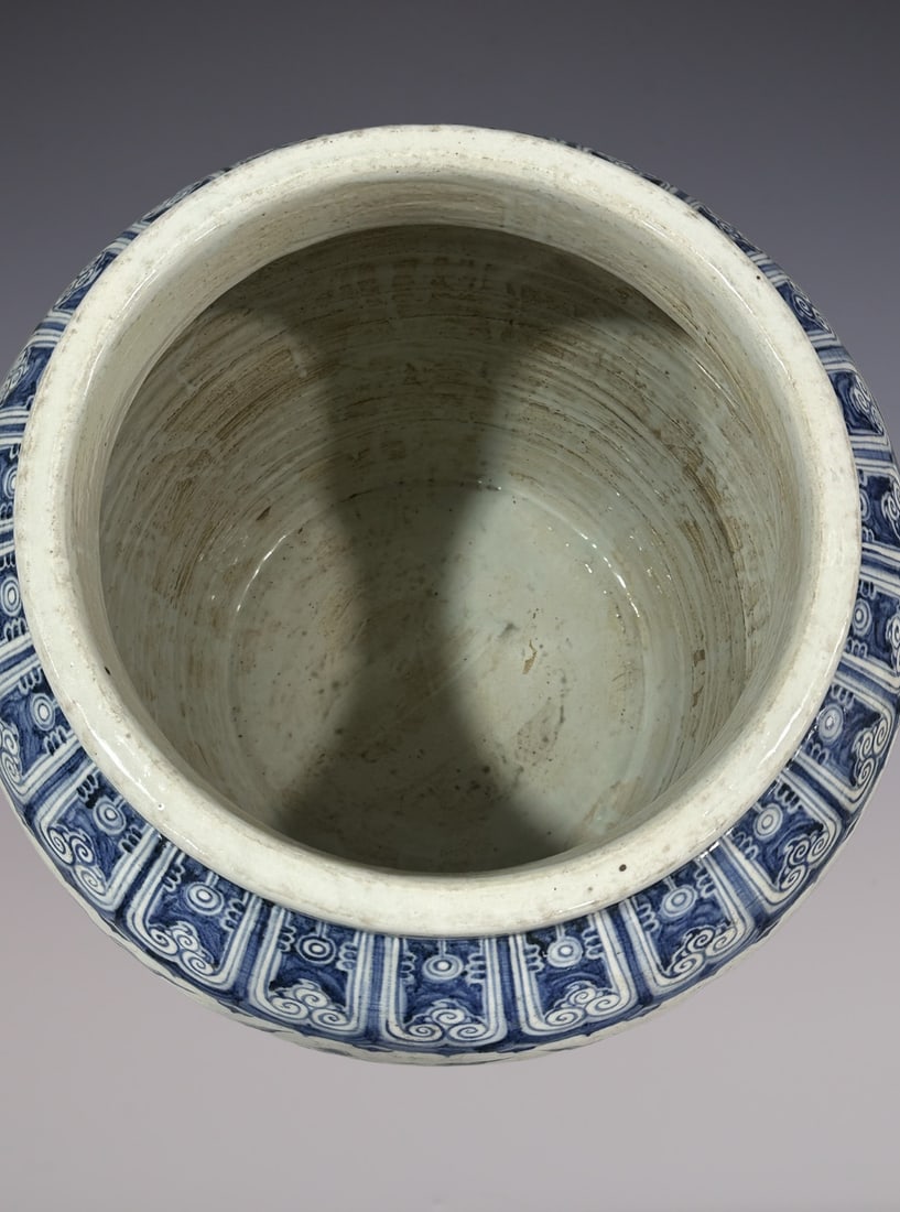 An Exquisite Blue and White Dragon Pattern Vat - 7