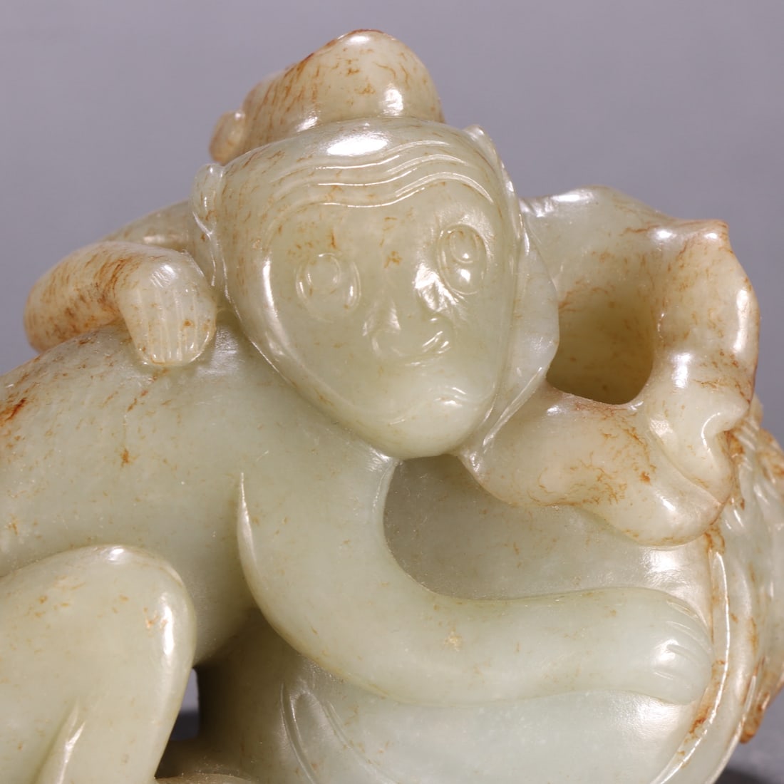 An Exquisite White Jade Monkey Ornament - 2