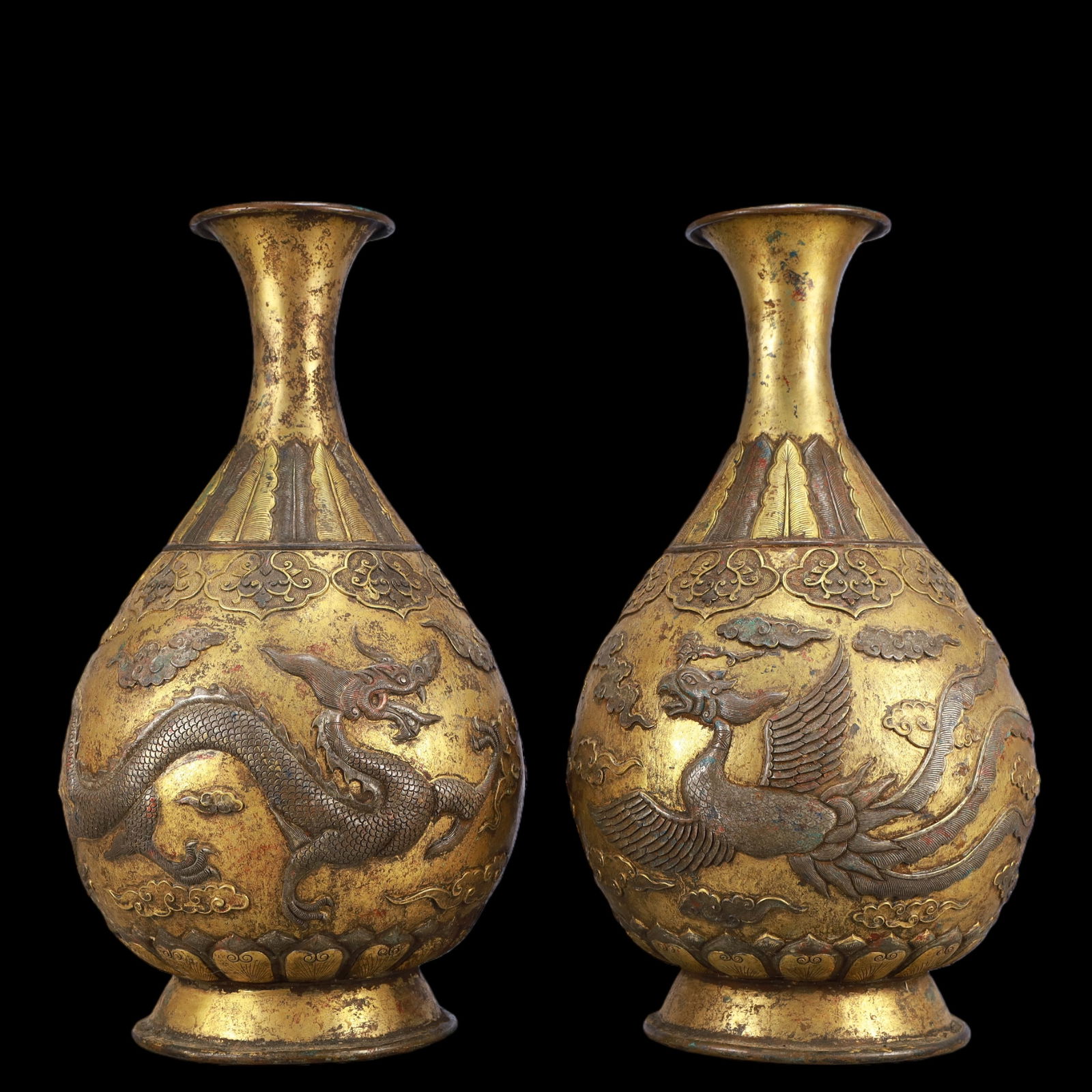 A Exquisite A pair of Gilt Bronze Dragon and Phoenix Pattern Vase: A Exquisite A pair of Gilt Bronze Dragon and Phoenix Pattern Vase Qing Dynasty, China Size:16cmx29cm Weight:3150g (The Dimensions Of All Batches Are Manually Measured.If You Need More Detailed
