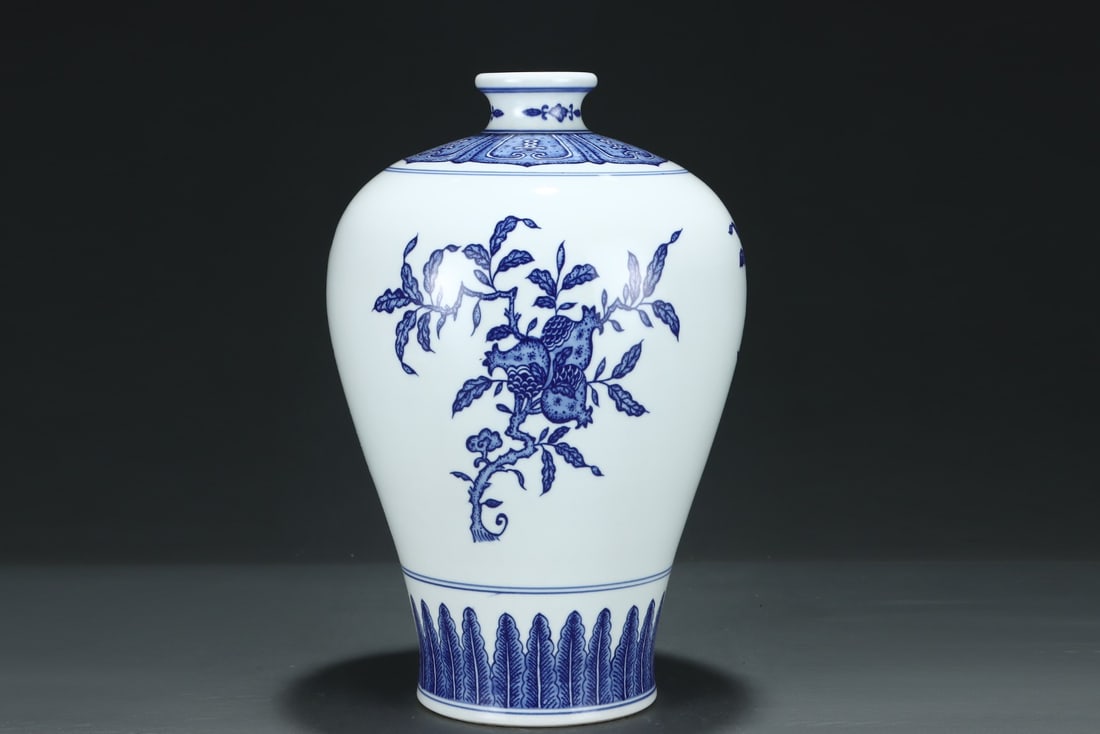 An Exquisite Blue and White Melon and Fruit Pattern Vase - 2