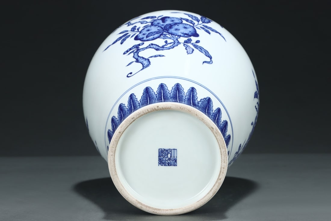 An Exquisite Blue and White Melon and Fruit Pattern Vase - 5