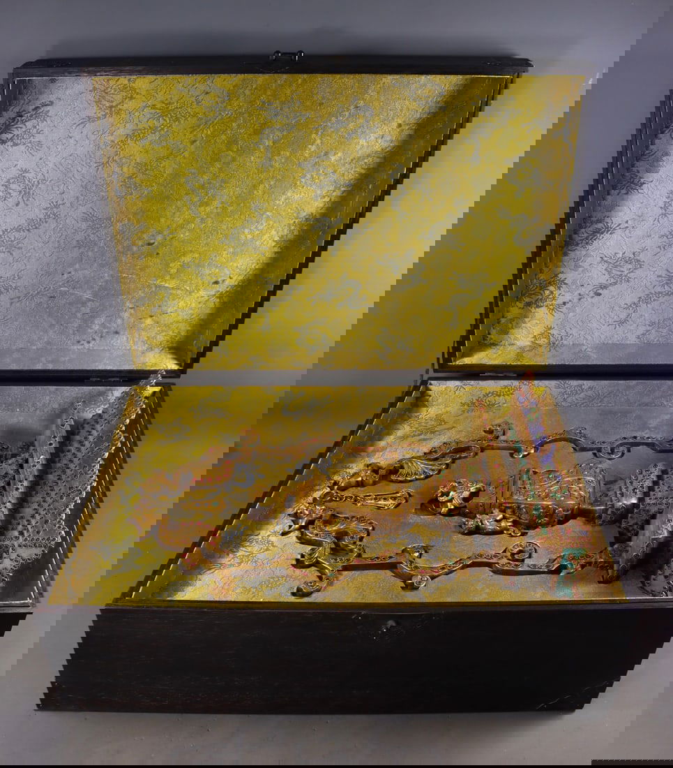 An Exquisite Gilt Bronze Inlaid Gems Dragon and Phoenix Pattern Vase (1 of 9)