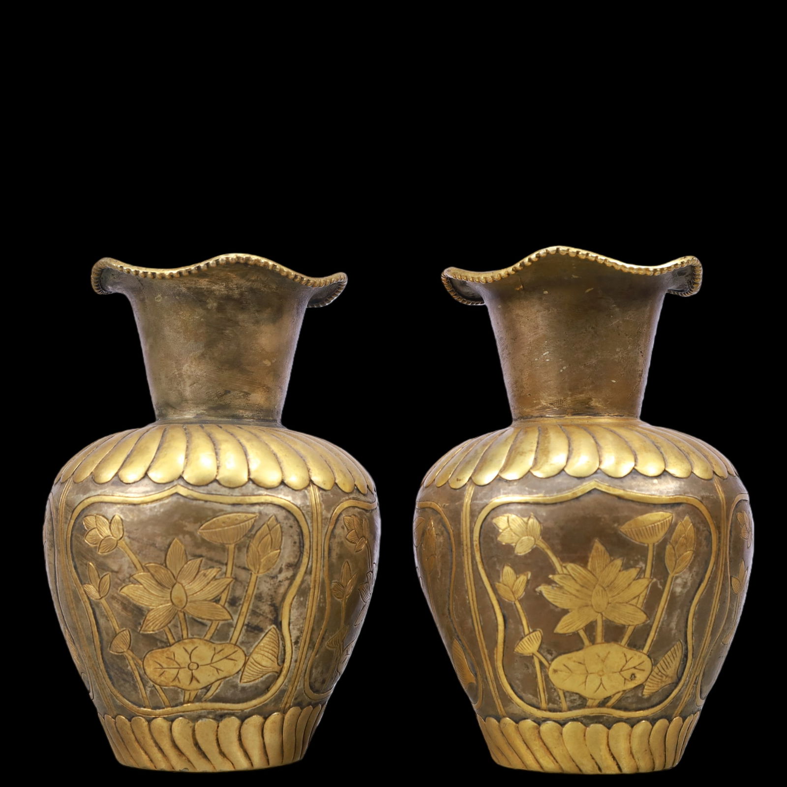 A Exquisite A pair of Gilt Bronze Flower Pattern Vase: A Exquisite A pair of Gilt Bronze Flower Pattern Vase Qing Dynasty, China Size:10cmx15cm Weight:650g (The Dimensions Of All Batches Are Manually Measured.If You Need More Detailed Information, Please