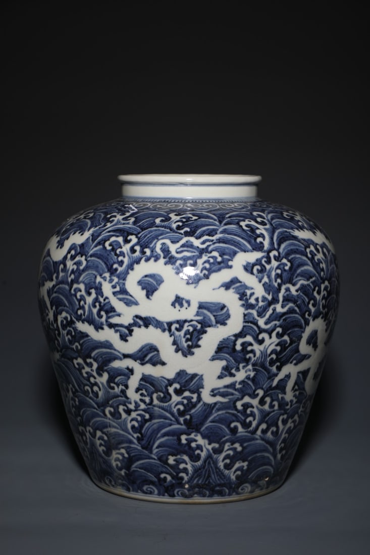 An Exquisite Blue and White Seawater Pattern Dragon Pattern Jar: An Exquisite Blue and White Seawater Pattern Dragon Pattern Jar Ming Dynasty, China Size:33cmx29cm (The Dimensions Of All Batches Are Manually Measured.If You Need More Detailed Information, Please Co
