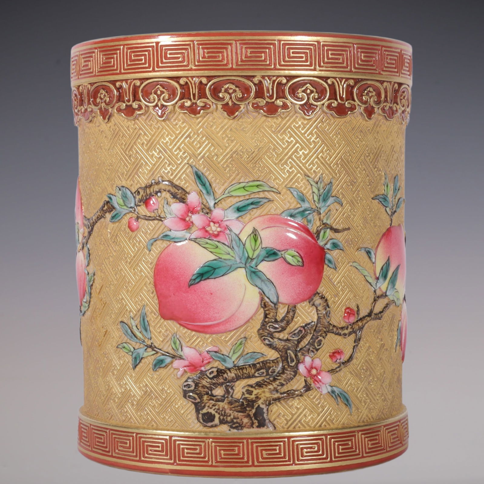 An Exquisite Enamel Peach Pattern Brush Pot: An Exquisite Enamel Peach Pattern Brush Pot Qing Dynasty, China Qianlong Six-character Mark Size:14.3cmx12cm (The Dimensions Of All Batches Are Manually Measured.If You Need More Detailed Information,