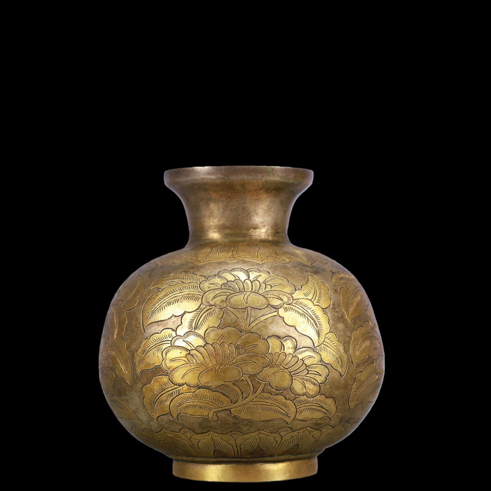 A Exquisite Gilt Bronze Flower Pattern Jar: A Exquisite Gilt Bronze Flower Pattern Jar Qing Dynasty, China Size:10cmx11.5cm Weight:350g (The Dimensions Of All Batches Are Manually Measured.If You Need More Detailed Information, Please