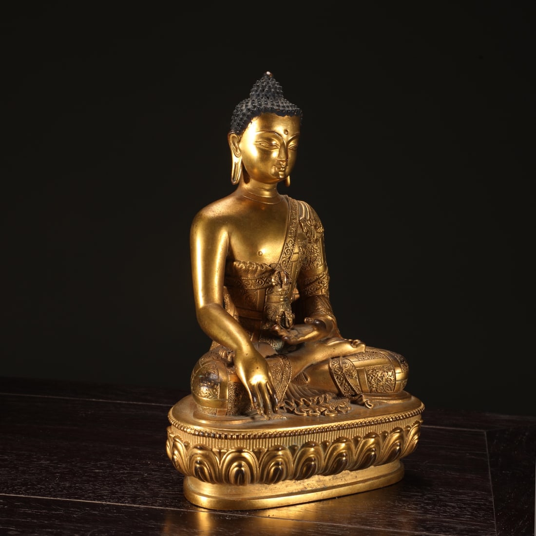 An Exquisite Gilt Bronze Buddha Statue - 2
