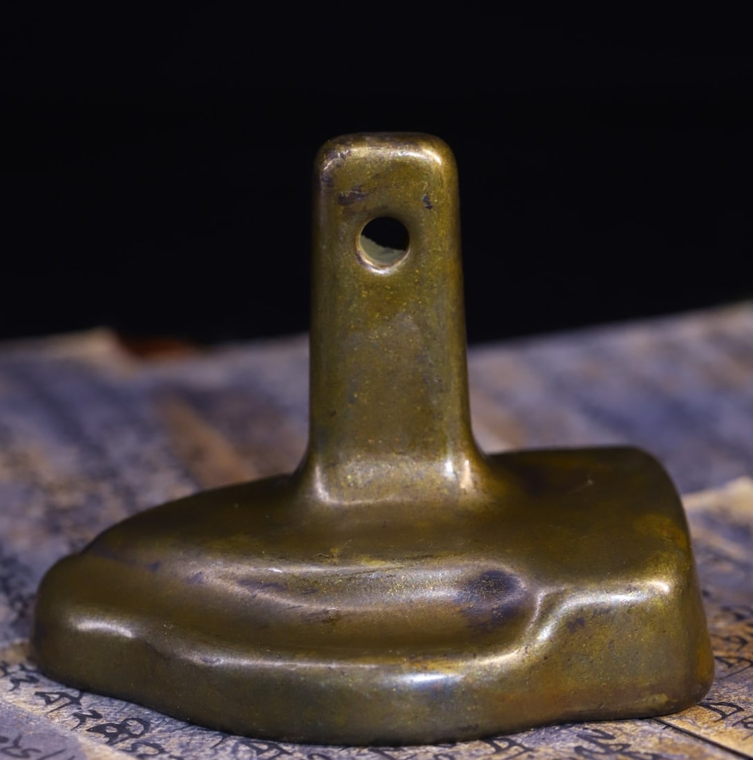 An Exquisite Bronze Buddha Statue Pattern Ornament: An Exquisite Bronze Buddha Statue Pattern Ornament Qing Dynasty, China Size:9.5cmx8cm Weight:500g (The Dimensions Of All Batches Are Manually Measured.If You Need More Detailed Information, Please