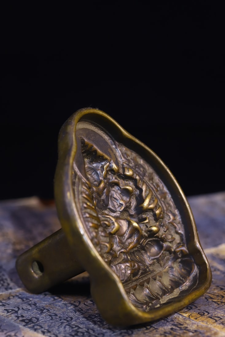 An Exquisite Bronze Buddha Statue Pattern Ornament - 2