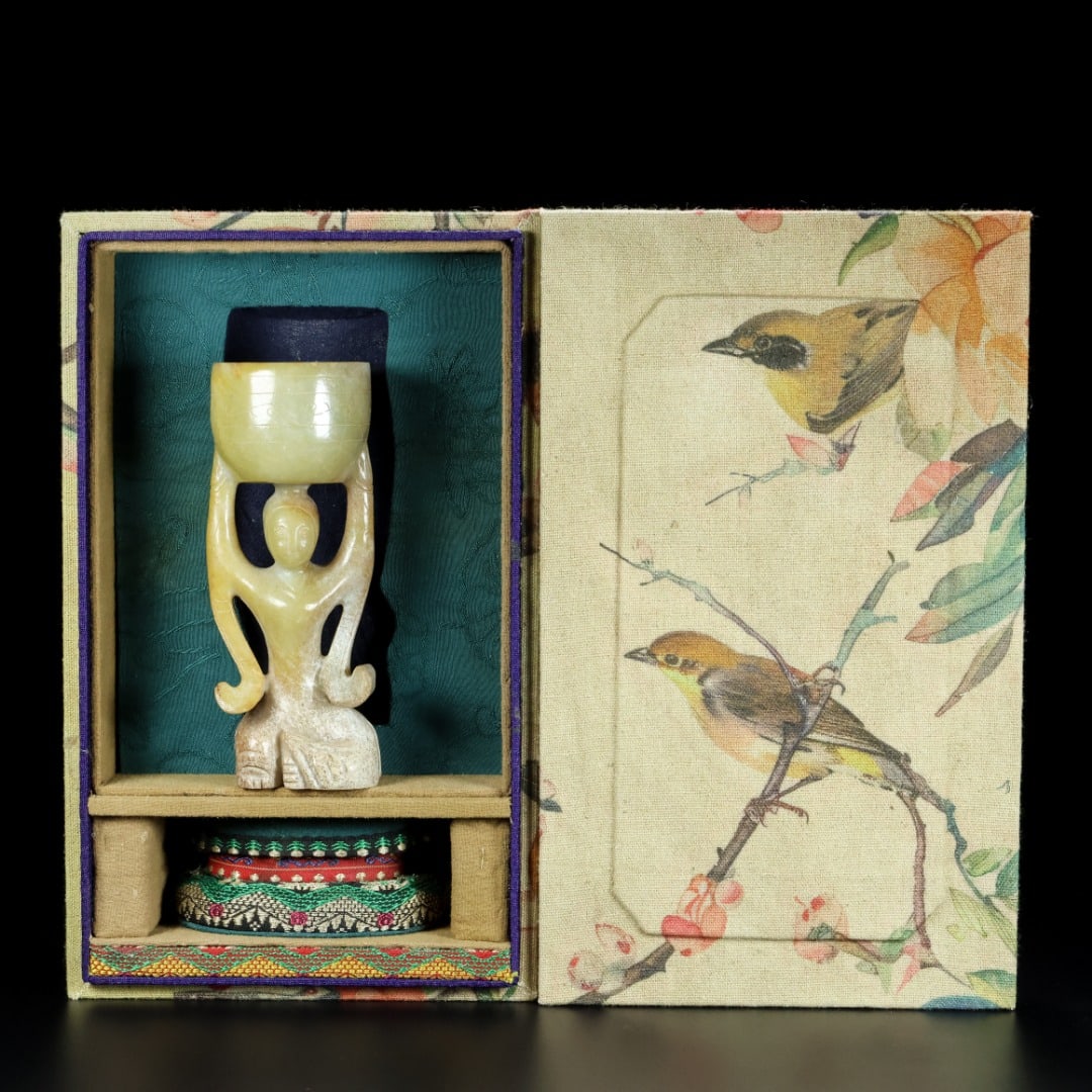 An Exquisite White Jade Figure-Shaped Censer: An Exquisite White Jade Figure-Shaped Censer Han Dynasty, China Size:13.7cmx6cmx5cm Weight:346g (The Dimensions Of All Batches Are Manually Measured.If You Need More Detailed Information, Please