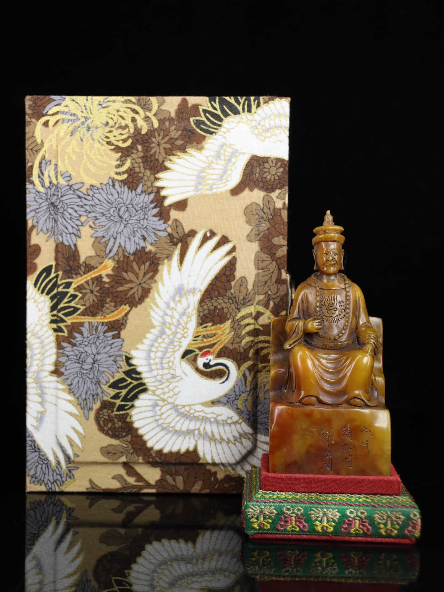 An Exquisite Tianhuang Stone Figure Seal Ornament: An Exquisite Tianhuang Stone Figure Seal Ornament Qing Dynasty, China Size:11cmx5cmx3.4cm Weight:256g (The Dimensions Of All Batches Are Manually Measured.If You Need More Detailed Information,