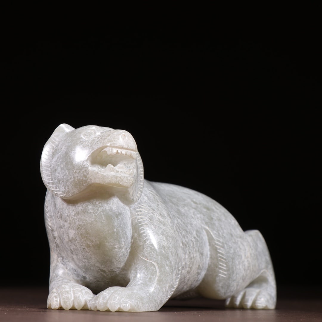 An Exquisite White Jade Bear Ornament - 2