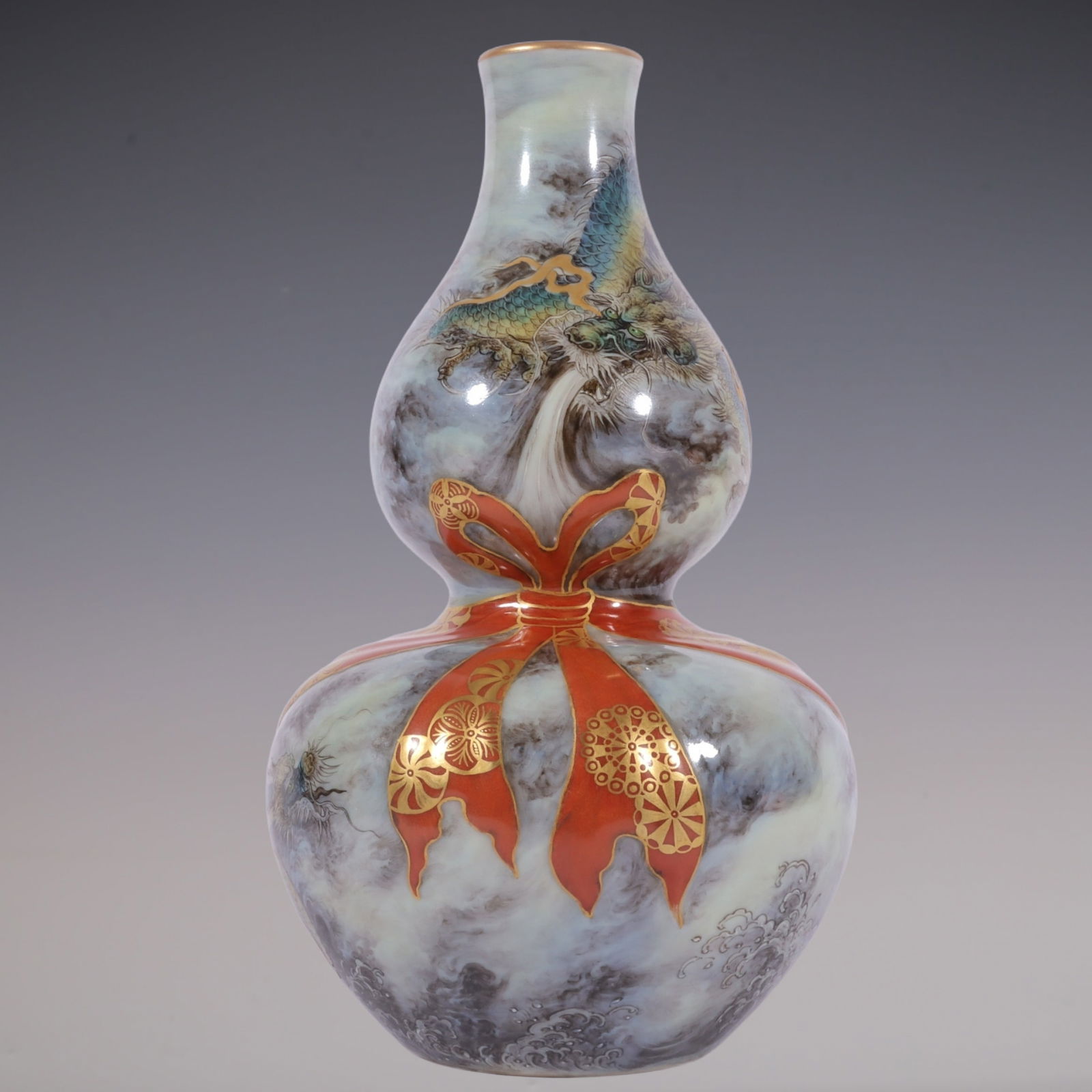 An Exquisite Famille-Rose Dragon Pattern Gourd-Shaped Vase: An Exquisite Famille-Rose Dragon Pattern Gourd-Shaped Vase Qing Dynasty, China Qianlong Six-character Mark Size:20.3cmx11cm (The Dimensions Of All Batches Are Manually Measured.If You Need More