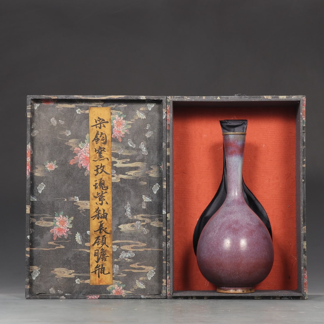 An Exquisite Jun yao Purple Glazed Vase: An Exquisite Jun yao Purple Glazed Vase Song Dynasty, China Size:28cmx14cm (The Dimensions Of All Batches Are Manually Measured.If You Need More Detailed Information, Please Contact Our Customer Servi