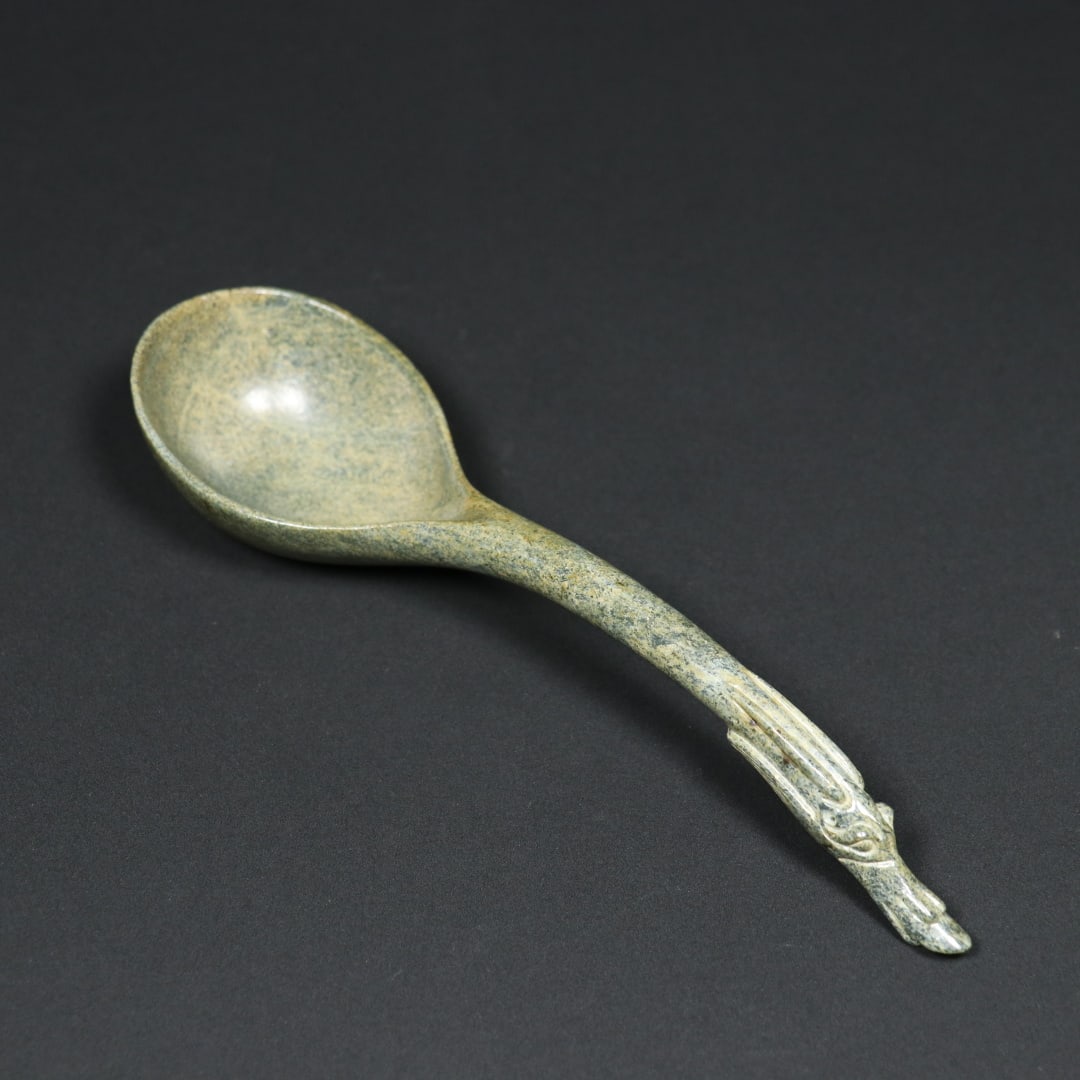 An Exquisite White Jade Dragon Pattern ?: An Exquisite White Jade Dragon Pattern ?Han Dynasty, China Size:21cmx6cmx3.5cm Weight:87.8g (The Dimensions Of All Batches Are Manually Measured.If You Need More Detailed Information, Please