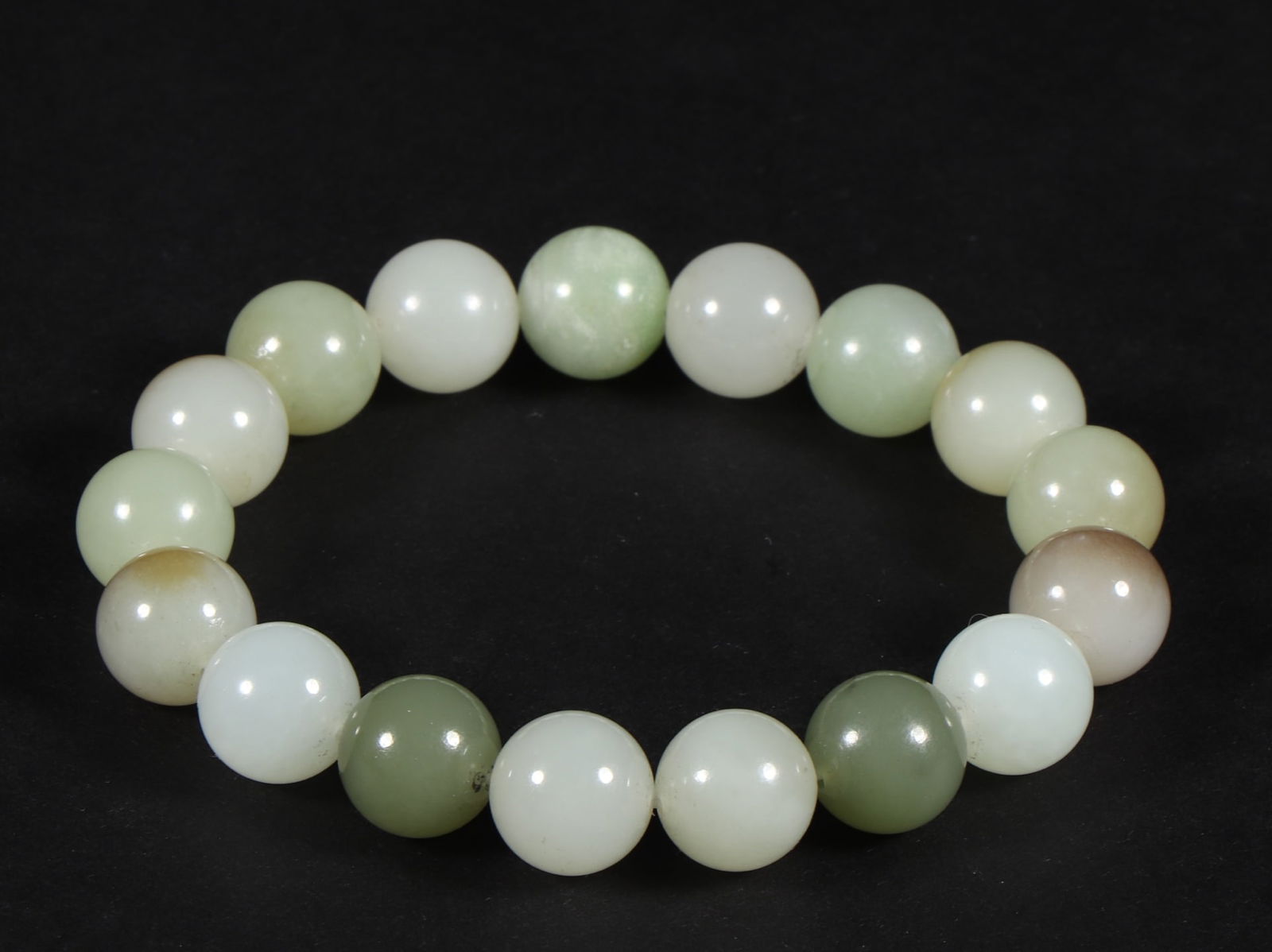 An Exquisite White Jade Bracelets: An Exquisite White Jade Bracelets Qing Dynasty, China Size:1.2cm Weight:46g (The Dimensions Of All Batches Are Manually Measured.If You Need More Detailed Information, Please Contact Our Customer