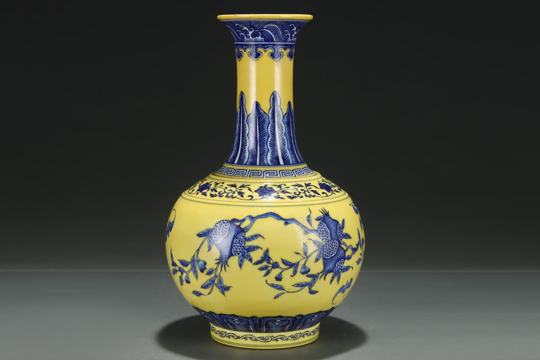An Exquisite Blue and White Pomegranate Pattern Lotus Pattern Bats Pattern Vase - 2