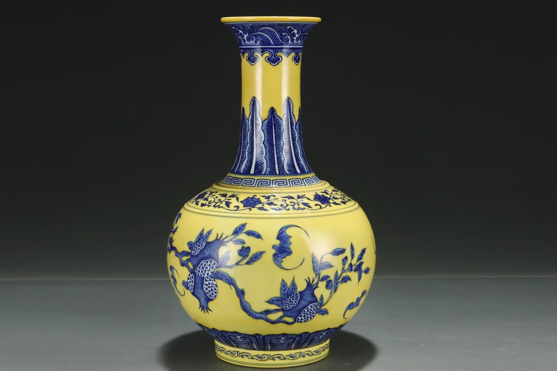 An Exquisite Blue and White Pomegranate Pattern Lotus Pattern Bats Pattern Vase - 3
