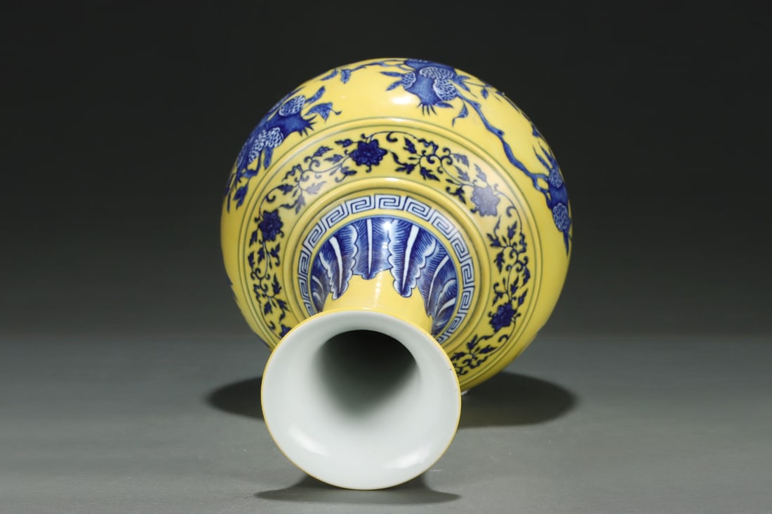 An Exquisite Blue and White Pomegranate Pattern Lotus Pattern Bats Pattern Vase - 4