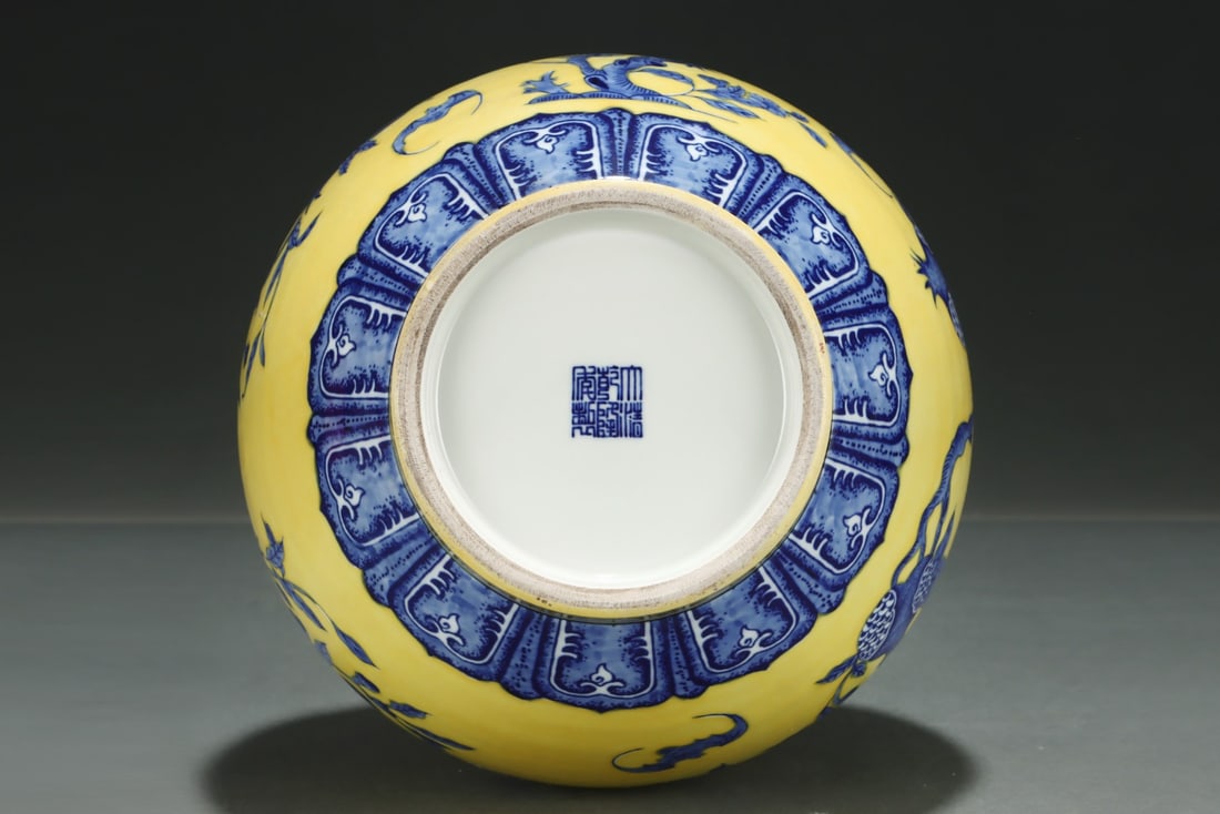 An Exquisite Blue and White Pomegranate Pattern Lotus Pattern Bats Pattern Vase - 5