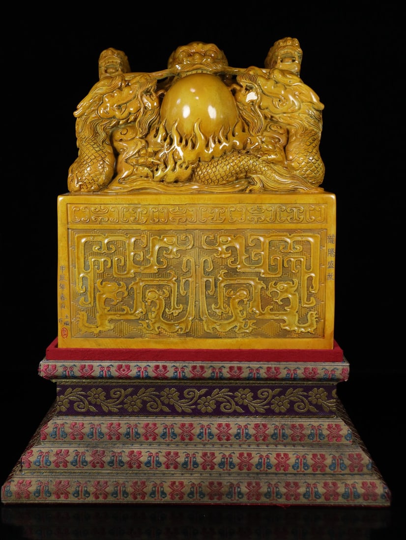 An Exquisite Tianhuang Stone Dragon Pattern Seal Ornament: An Exquisite Tianhuang Stone Dragon Pattern Seal Ornament Qing Dynasty, China Size:29cmx22.5cmx22.5cm Weight:28.32kg (The Dimensions Of All Batches Are Manually Measured.If You Need More Detailed