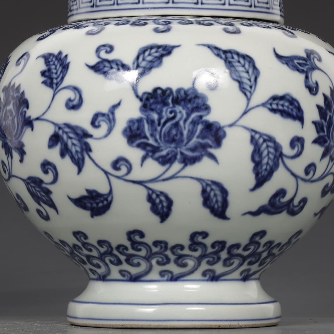 An Exquisite Blue and White Lotus Pattern Jar - 4