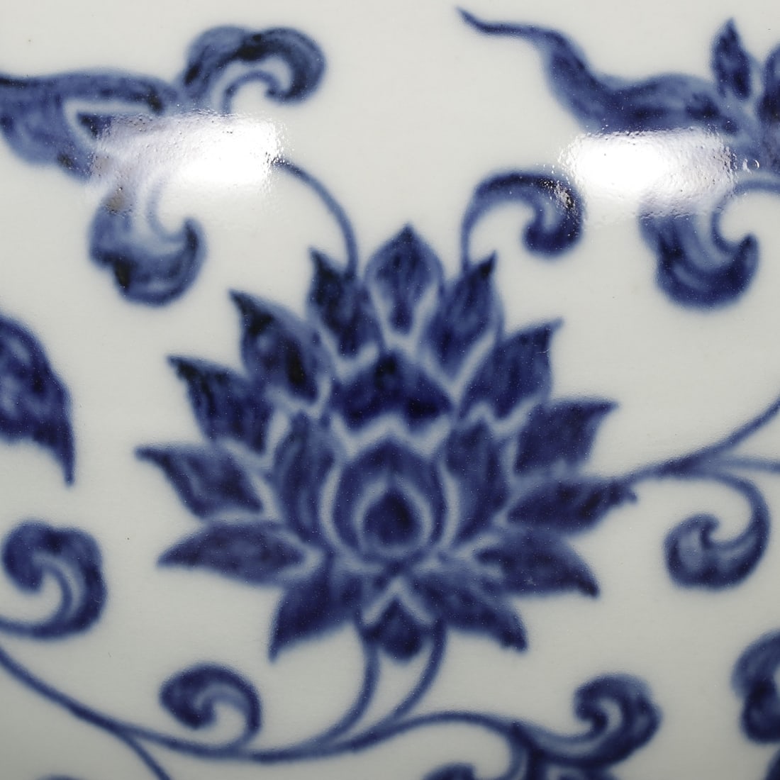 An Exquisite Blue and White Lotus Pattern Jar - 6