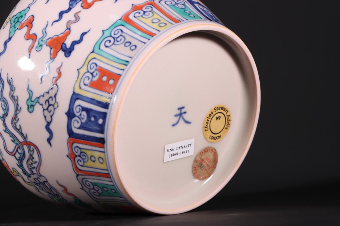 An ExquisiteDoucai Phoenix Pattern Jar - 9