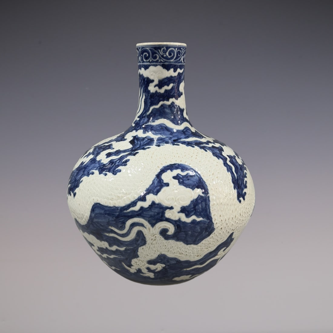 An Exquisite Blue and White Dragon Pattern Vase - 5