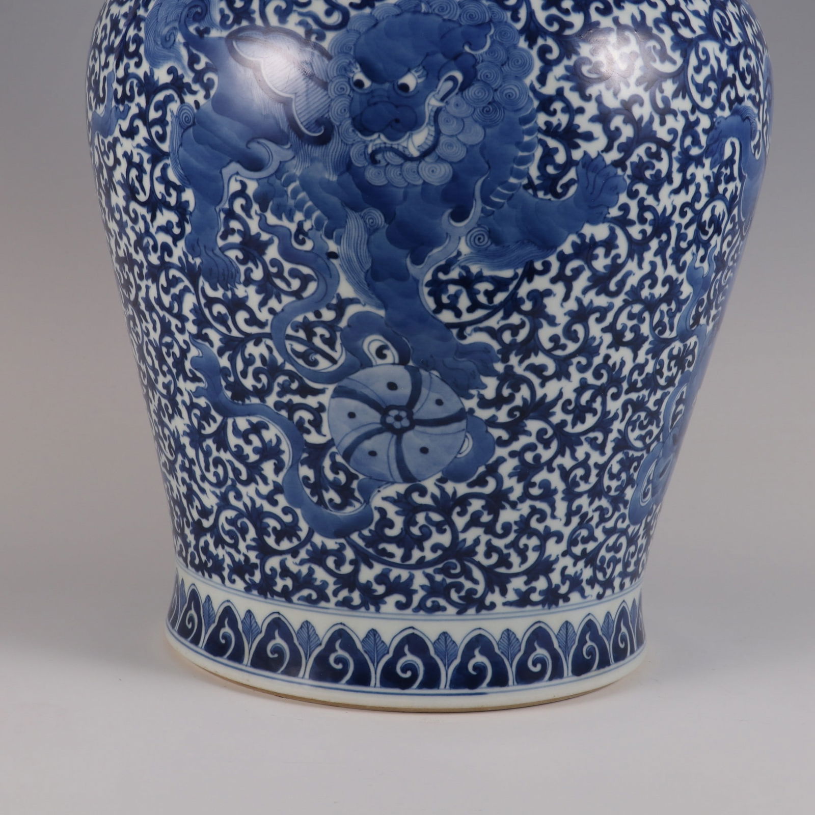 An Exquisite Blue and White Lion Pattern Lotus Pattern Jar - 4
