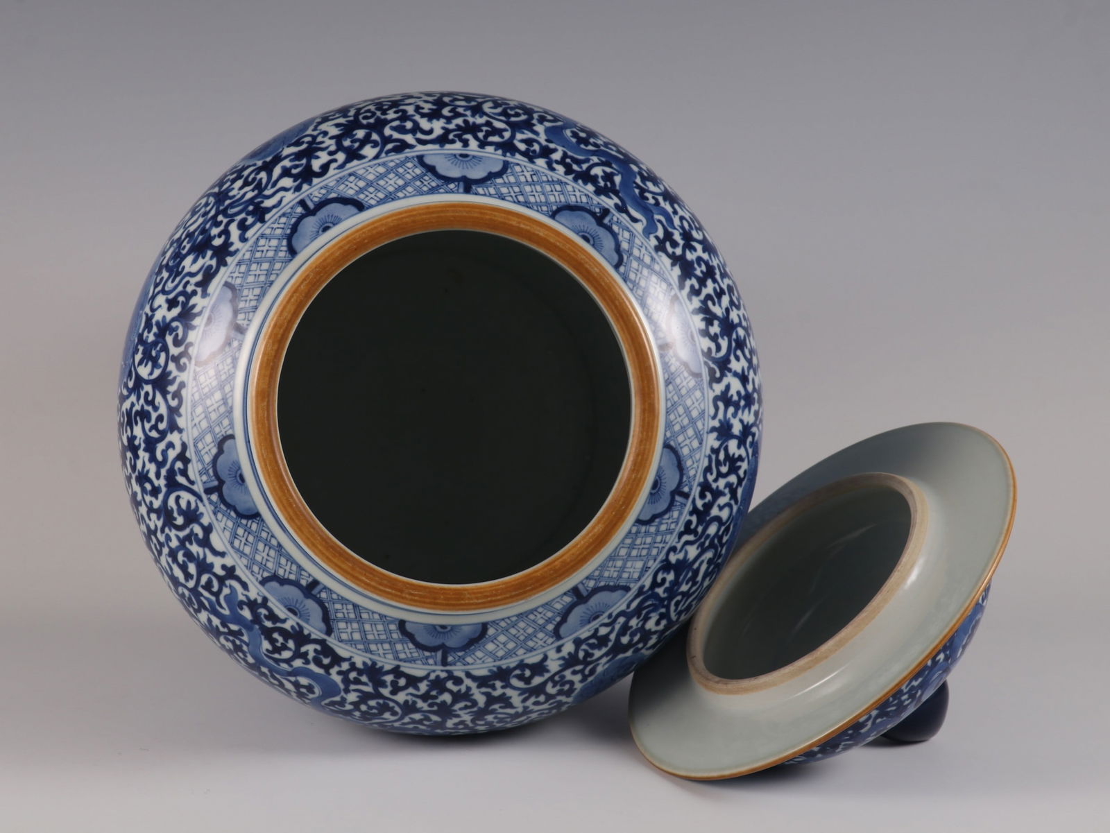 An Exquisite Blue and White Lion Pattern Lotus Pattern Jar - 8