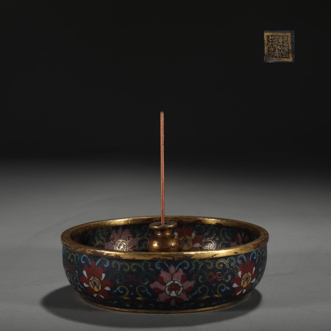 An Exquisite Cloisonne Lotus Pattern Candlestick: An Exquisite Cloisonne Lotus Pattern Candlestick Qing Dynasty, China Qianlong Four-character Mark Size:4cmx11cm (The Dimensions Of All Batches Are Manually Measured.If You Need More Detailed