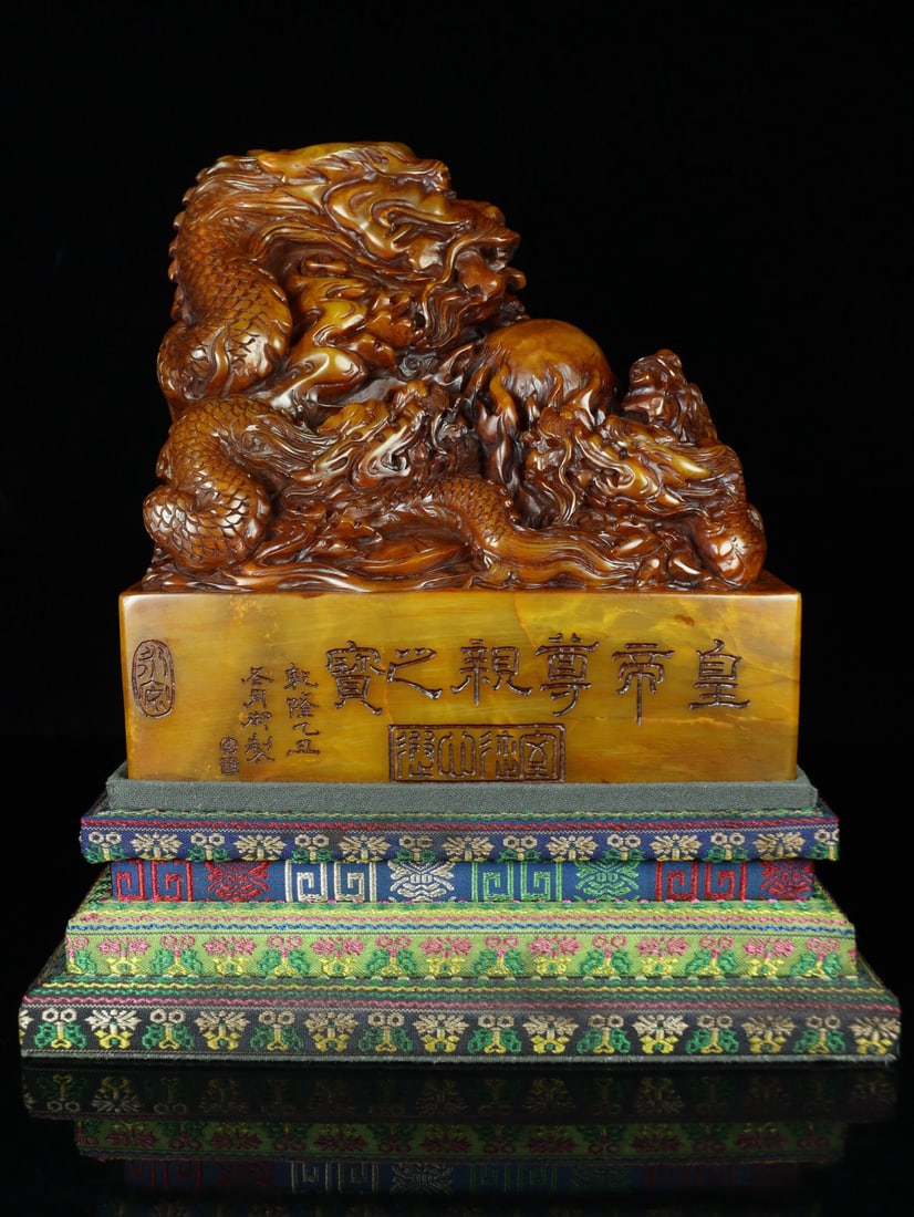 An Exquisite Tianhuang Stone Dragon Pattern Seal Ornament: An Exquisite Tianhuang Stone Dragon Pattern Seal Ornament Qing Dynasty, China Size:17cmx16.8cmx12.8cm Weight:4.93kg (The Dimensions Of All Batches Are Manually Measured.If You Need More Detailed