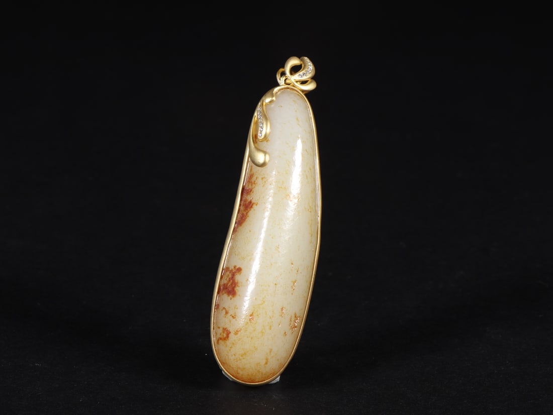 An Exquisite White Jade Painted Gold Ornament: An Exquisite White Jade Painted Gold Ornament Qing Dynasty, China Size:7.4cmx2.3cmx1.6cm Weight:49g (The Dimensions Of All Batches Are Manually Measured.If You Need More Detailed Information,