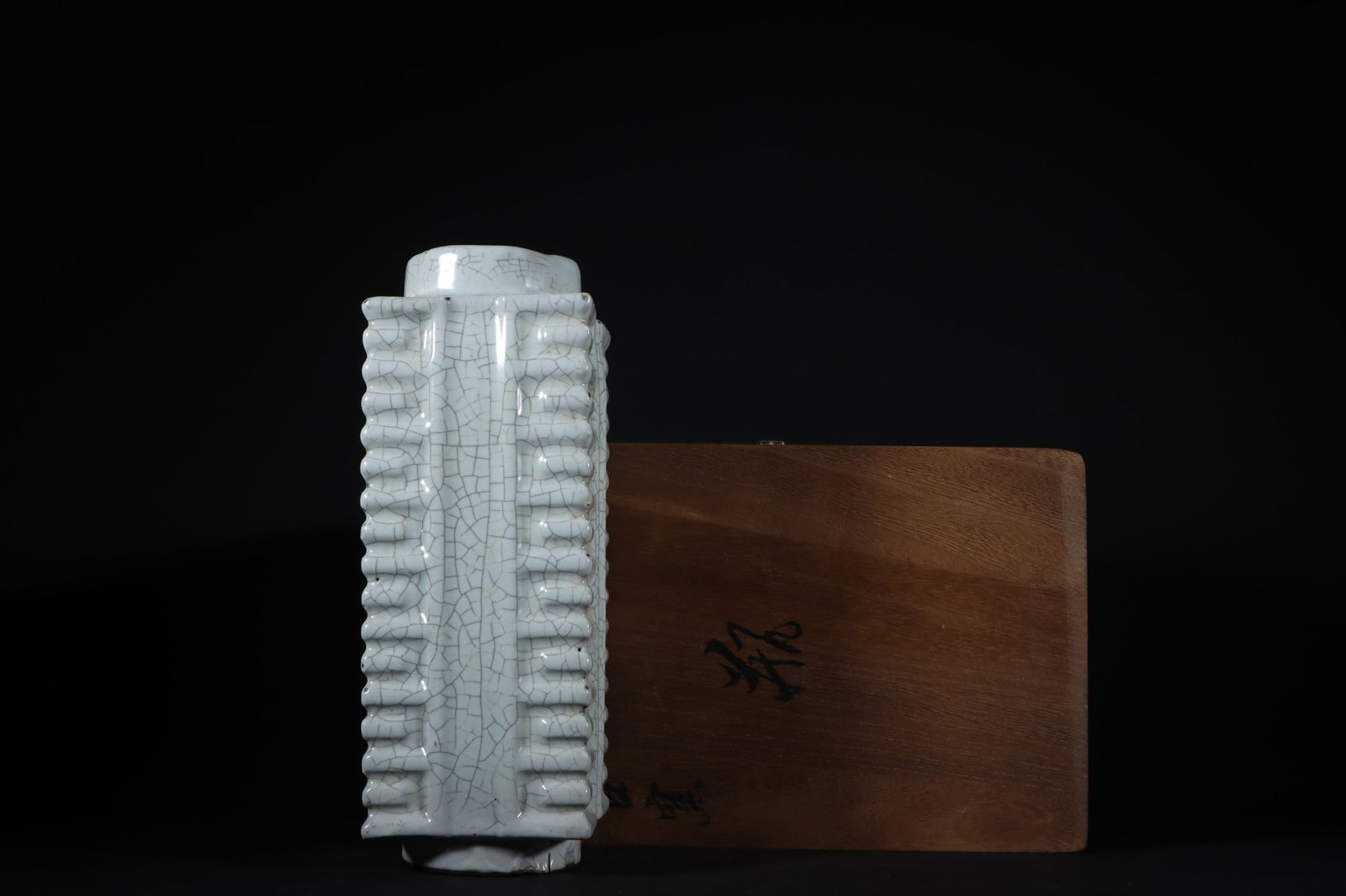 An Exquisite Guan yao Vase: An Exquisite Guan yao Vase Song Dynasty, China Size:28cmx10.5cm (The Dimensions Of All Batches Are Manually Measured.If You Need More Detailed Information, Please Contact Our Customer Service