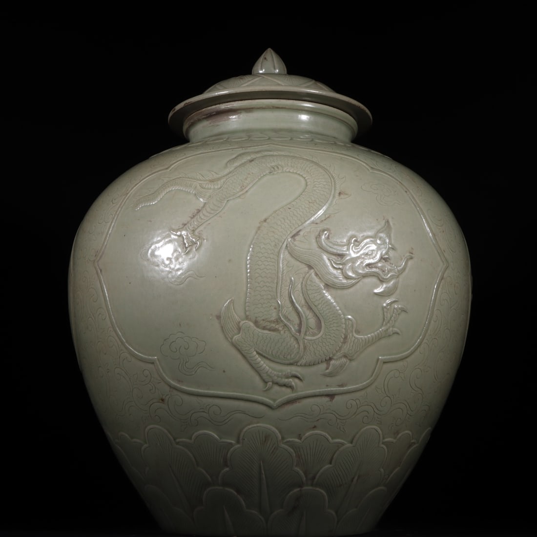 An Exquisite Yue yao Celadon Dragon Pattern Jar: An Exquisite Yue yao Celadon Dragon Pattern Jar Tang Dynasty, China Size:37.5cmx29cm (The Dimensions Of All Batches Are Manually Measured.If You Need More Detailed Information, Please Contact Our Cust