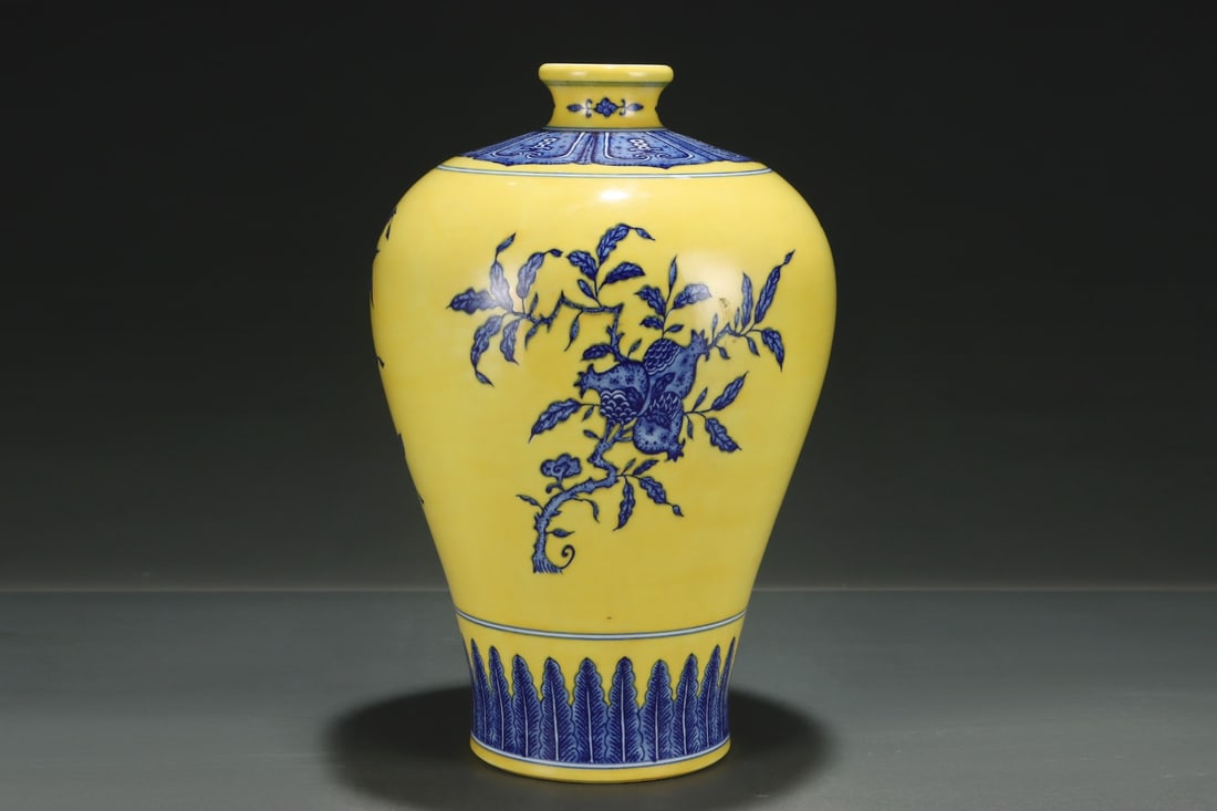 An Exquisite Blue and White Melon and Fruit Pattern Vase - 2