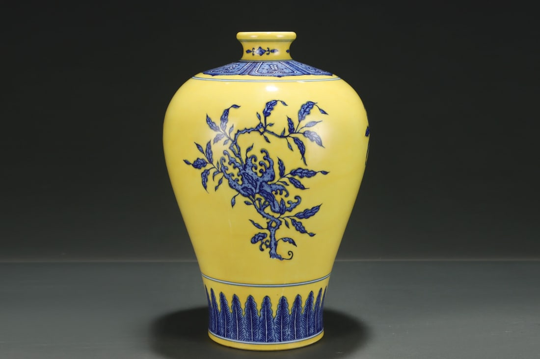 An Exquisite Blue and White Melon and Fruit Pattern Vase - 3