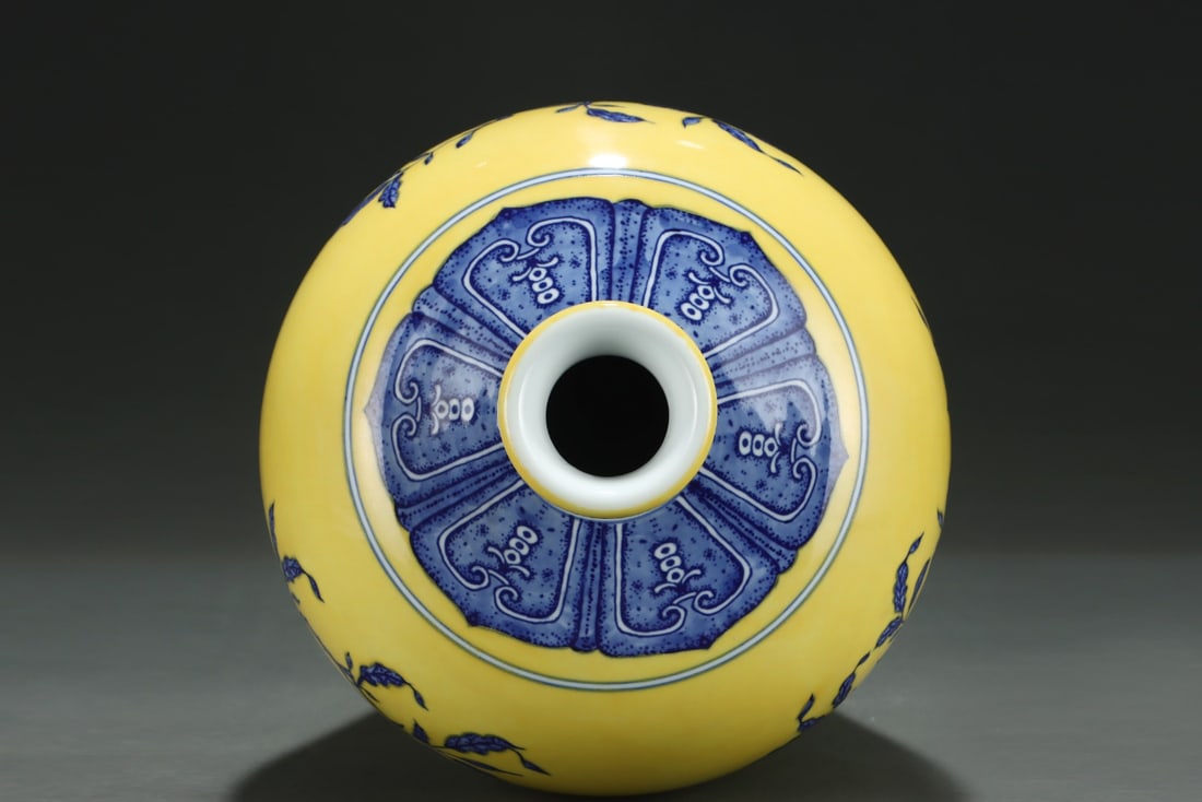 An Exquisite Blue and White Melon and Fruit Pattern Vase - 4