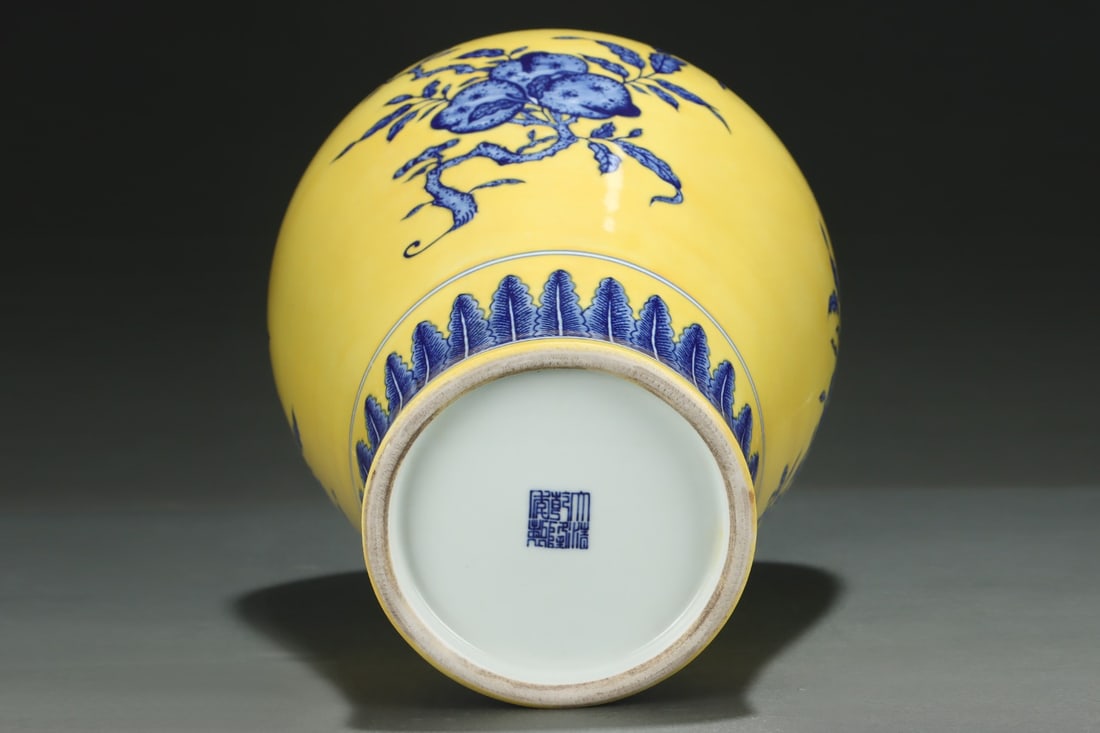 An Exquisite Blue and White Melon and Fruit Pattern Vase - 5