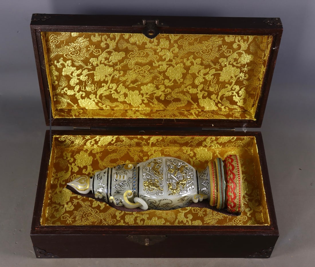 An Exquisite White Jade Painted Gold Auspicious Beast Pattern Double-Ears Vase: An Exquisite White Jade Painted Gold Auspicious Beast Pattern Double-Ears Vase Qing Dynasty, China Size:21.5cmx7.5cmx4.5cm Weight:575g (The Dimensions Of All Batches Are Manually Measured.If You