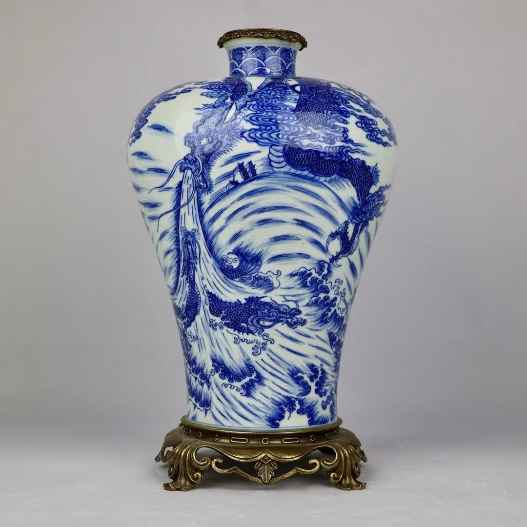 An Exquisite Blue and White Inlaid Bronze Seawater Pattern Dragon Pattern Vase: An Exquisite Blue and White Inlaid Bronze Seawater Pattern Dragon Pattern Vase Qing Dynasty, China Yongzheng Six-character Mark Size:41.5cmx23cm (The Dimensions Of All Batches Are Manually